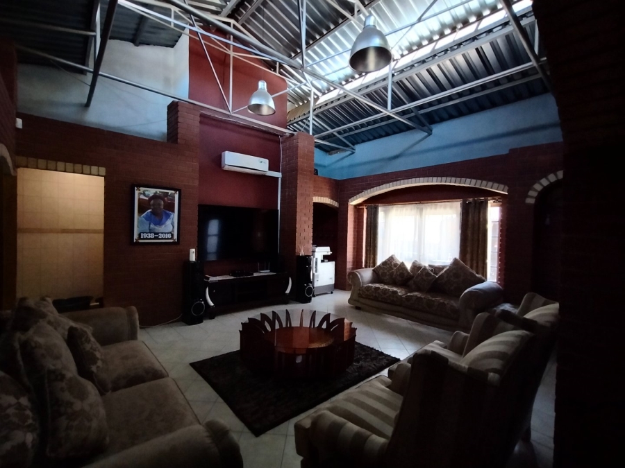 5 Bedroom Property for Sale in Fichardt Park Free State
